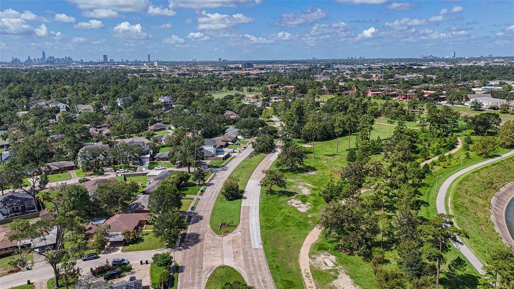 Less than 300 feet from the hike/bike trail-perfect for an active and social lifestyle-you'll have easy access to outdoor activities, great restaurants, a vibrant farmers market, & even downtown!