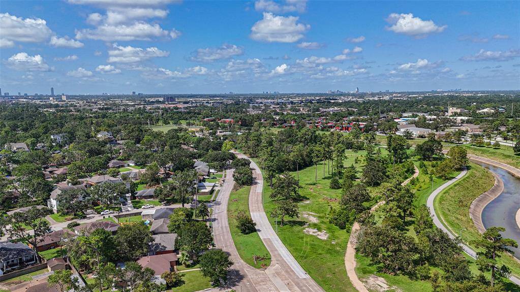 Location, Location, Location! Right next to the massive hike and bike trail, plus a pool, frisbee golf, and two dog parks—this home is perfect for outdoor enthusiasts!