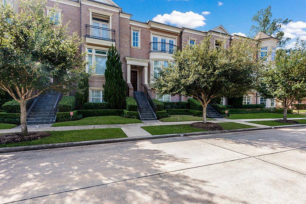 Welcome home to 43 Colonial Row, an impressive four-story town home with 2 bedrooms and 2.5 baths. Situated within walking distance to Market Street, Pavilion, Town Center, and The Woodlands Mall, it boasts a sought after location desired by many!