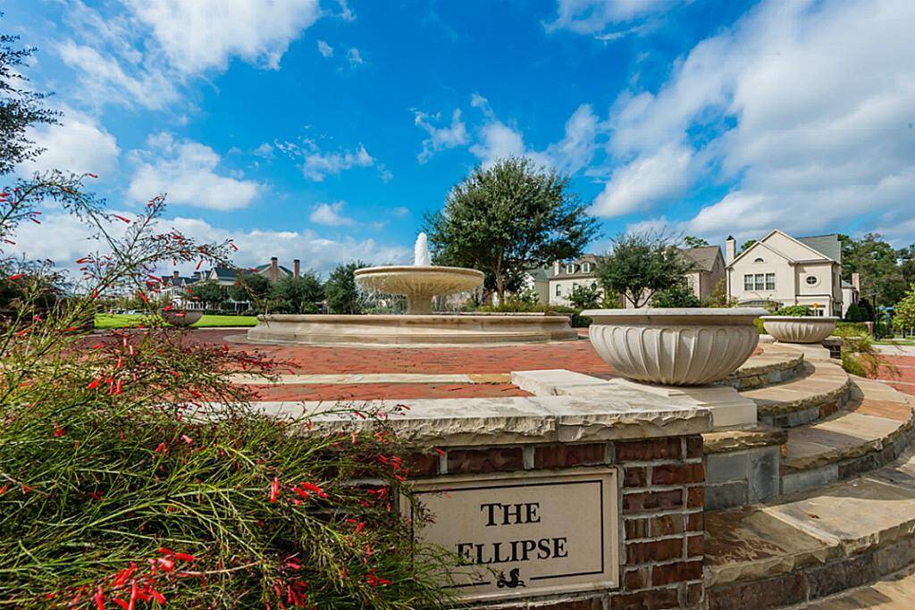Scenic views and a soothing fountain complete the townhome s appeal! It s a great place to take a stroll or walk your dogs amid a beautiful setting!