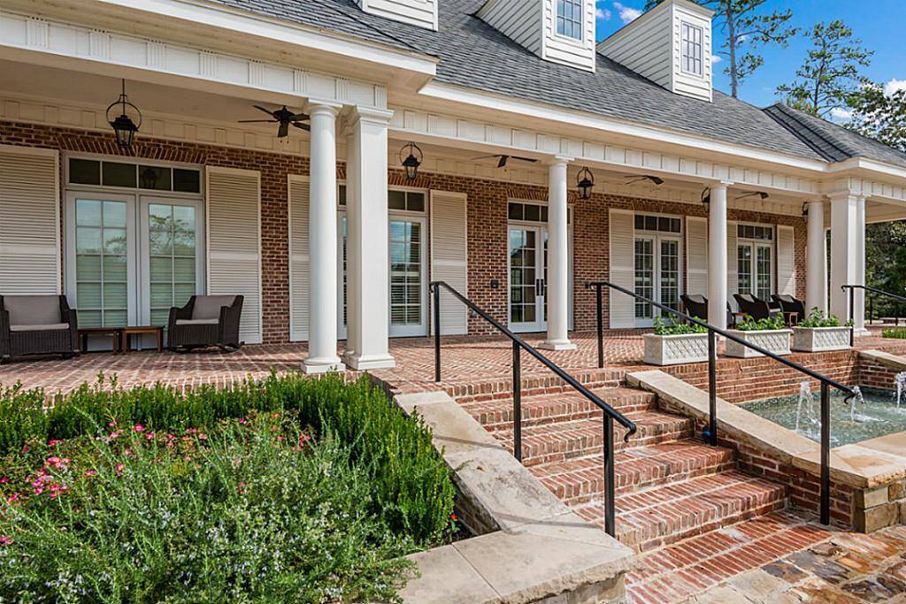 Residents of the community also enjoy access to East Shore s club house.  Enjoy swimming, working out, or outdoor gatherings whenever time permits!