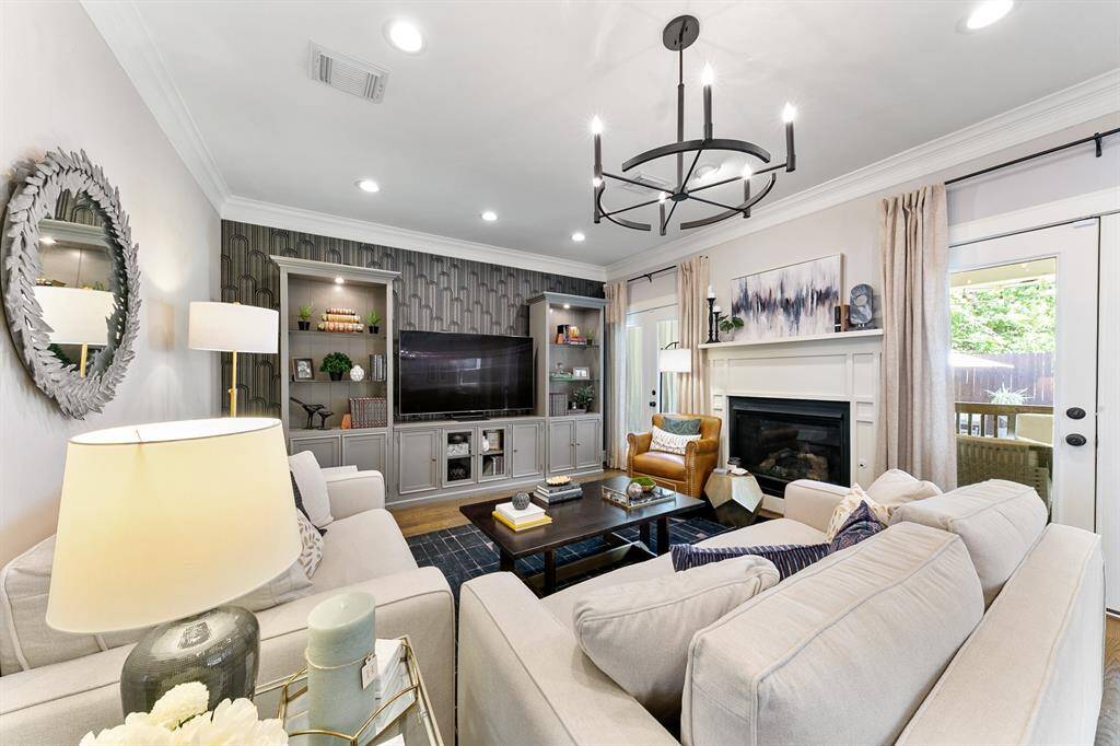 This living space is an ideal space to enjoy with family and friends or all by yourself with a favorite book.