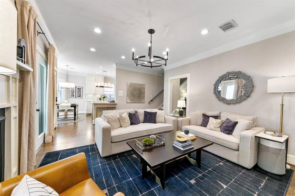 This partially open design allows for easy entertaining.  The sight lines in this home are gorgeous.