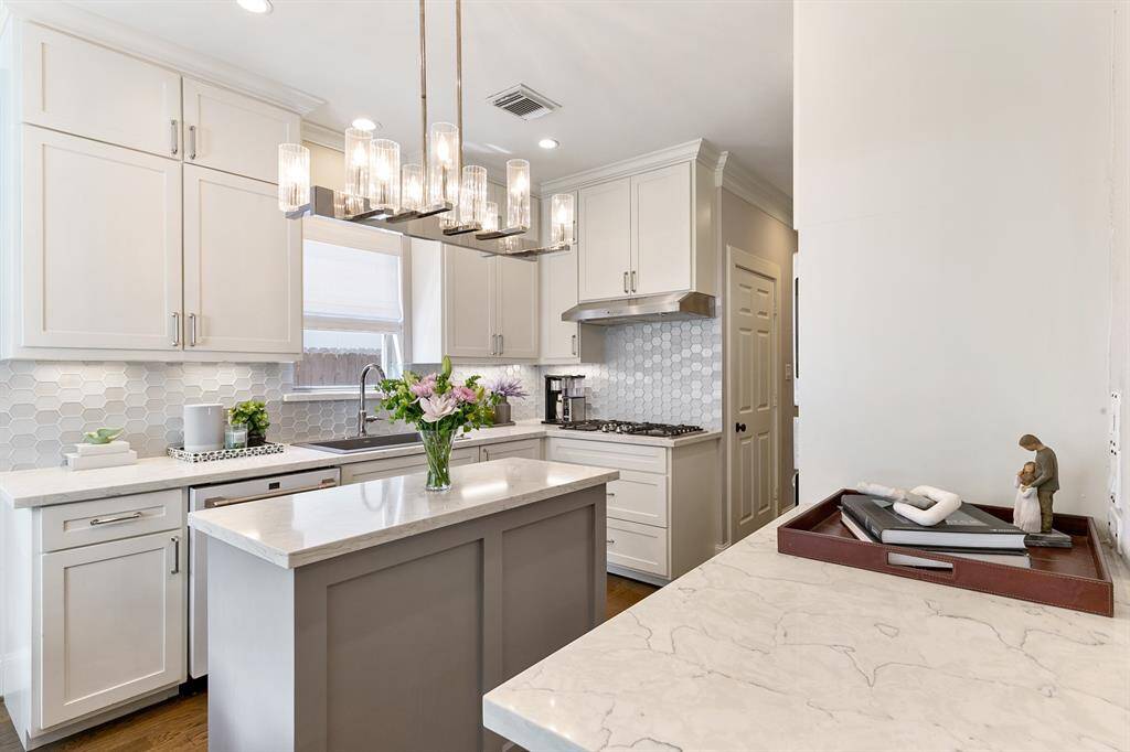 A beautiful and well laid out kitchen would make a chef at any skill level excited to cook.