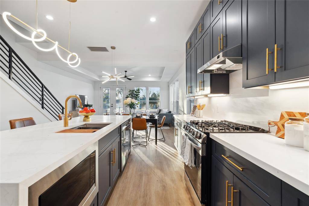 The chefs kitchen is built for family or entertaining and the feature show stopping designs with a deep indigo soft close cabinets that stretch to the ceiling with uppers which includes plenty of storage options.