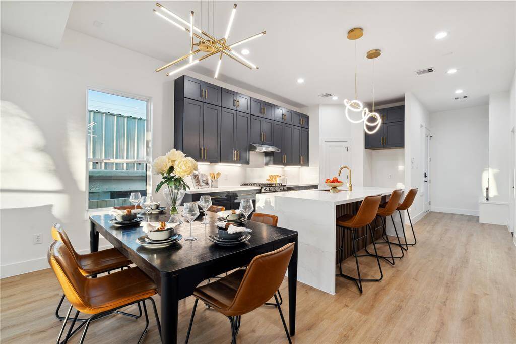 The dining section is for intimate settings while highlighting entertainment when needed.