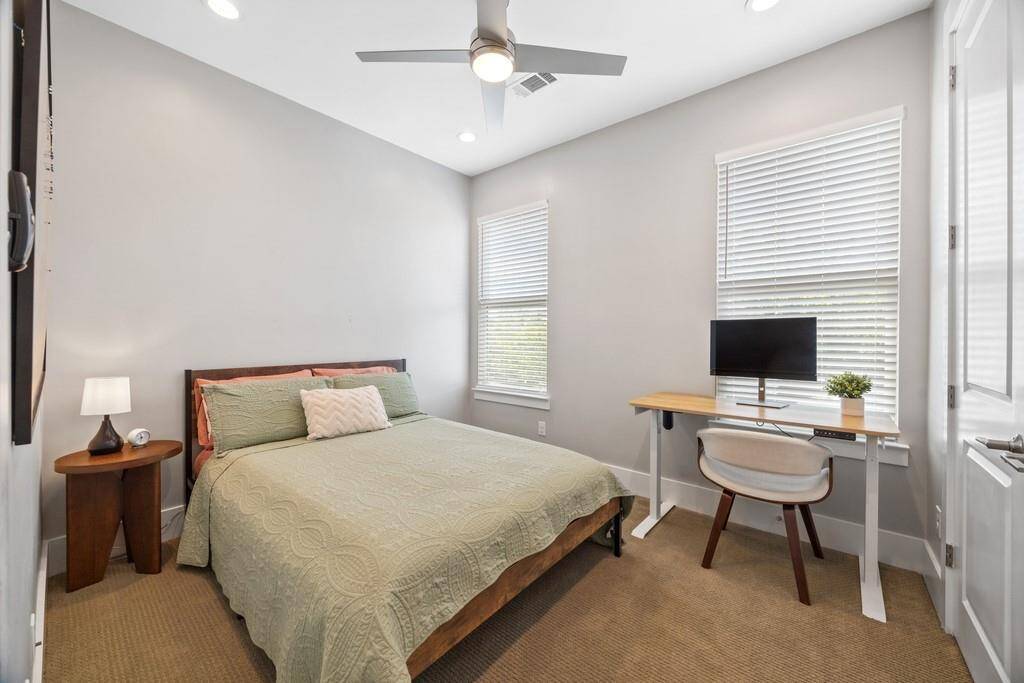 Secondary bedroom with neutral finishes, perfect for guests or a home office setup. Fully furnished or unfurnished available.