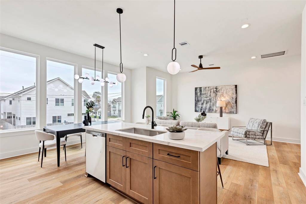 This stylish quartz center island, serving as both a convenient breakfast bar and a functional sink area – perfect for casual meals and meal prep.