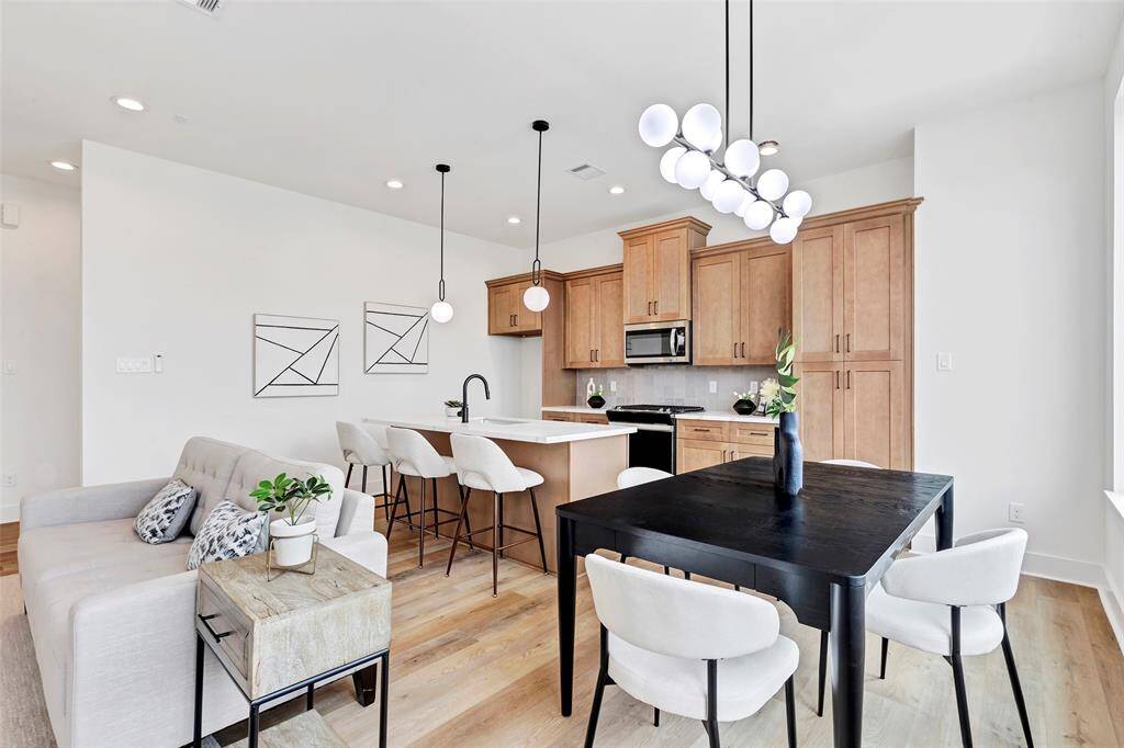 Charming dining area, conveniently located next to the kitchen.