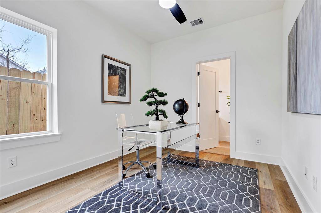 Versatile room on the first floor, ideal for use as a bedroom, office, or study – offering flexibility to suit your needs.