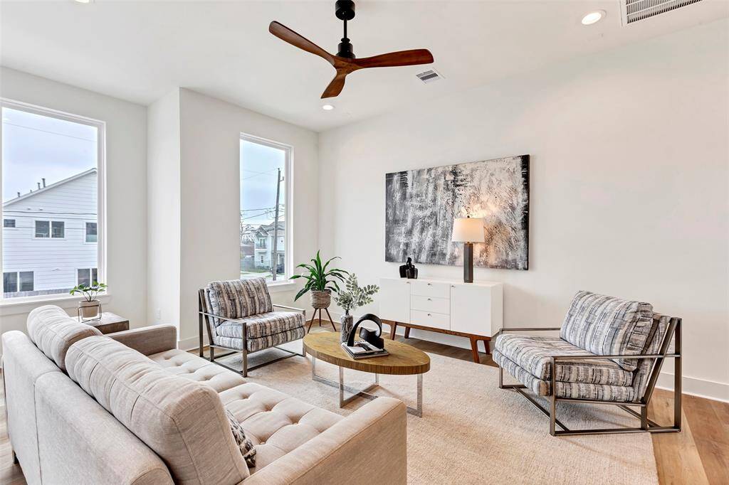 Endless possibilities to customize this spacious living room and make it your own, tailored to your style and needs.