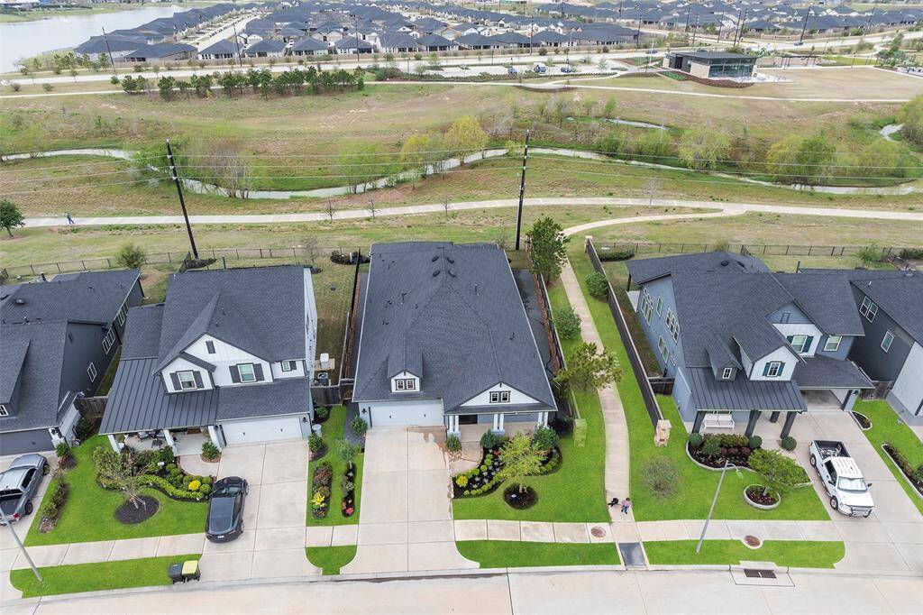 Here is the birds eyed view showing you just how far you'd have to throw that rock to reach your rear neighbors! We will wait...