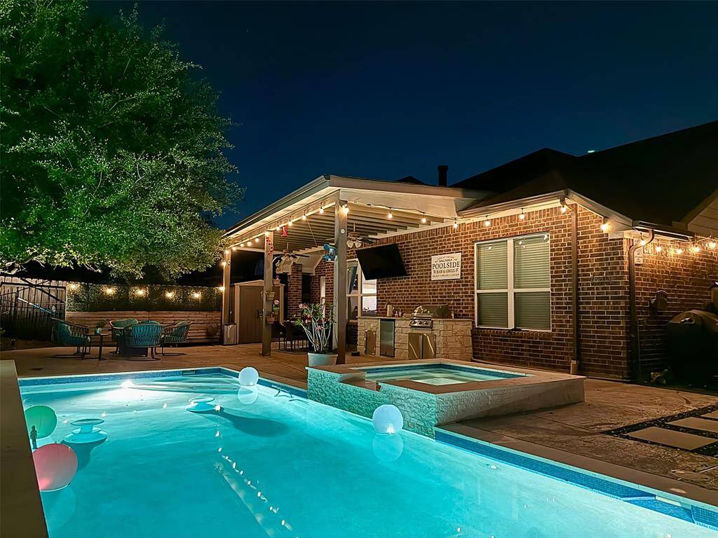 Night view of this summer oasis!
