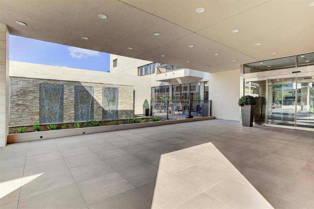 Renovated building entrance - with view of the terrace!