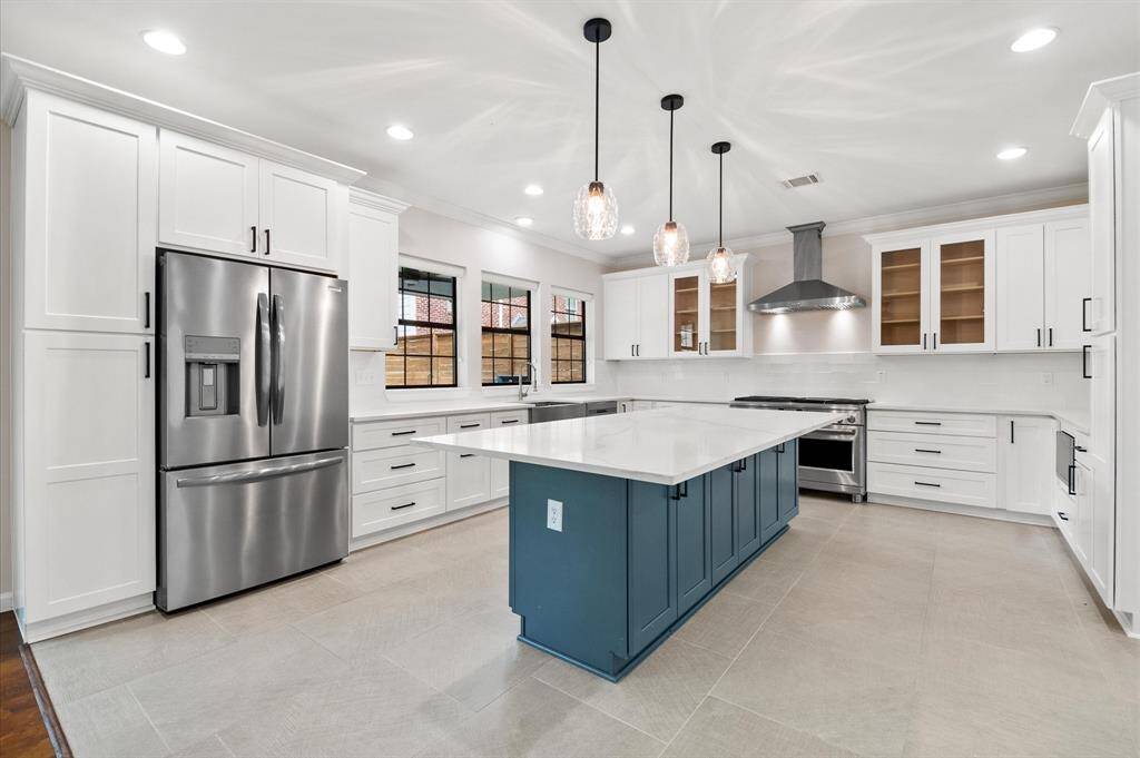 Gorgeous kitchen! All appliances included throughout.