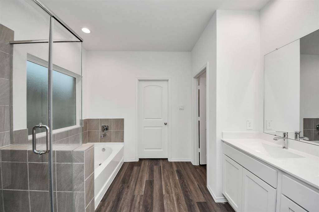 Primary En Suite bath with soaking tub and shower.