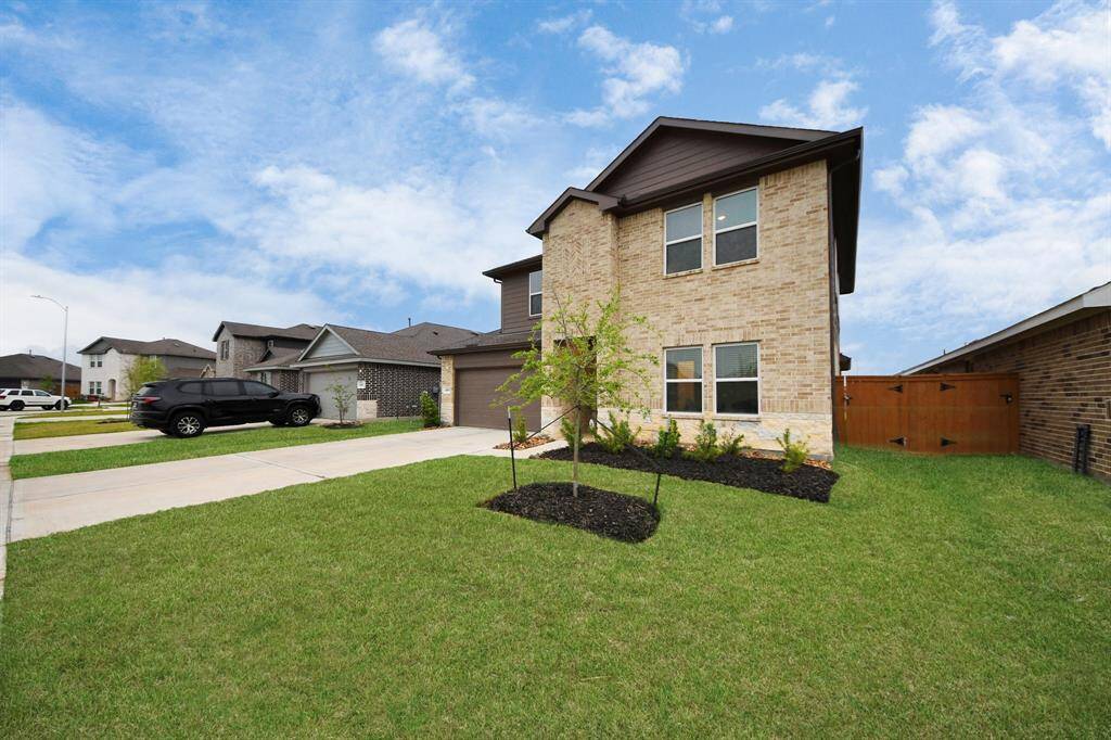 Spacious Driveway for Ample Parking