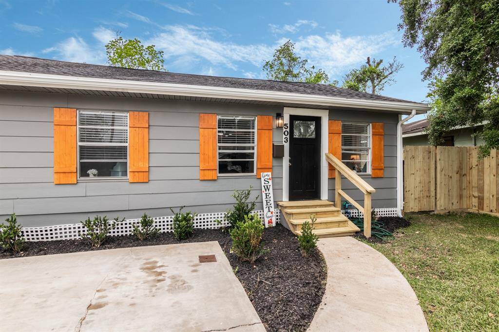 Great curb appeal plus ample parking!