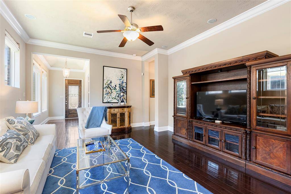 Elegant features are found throughout! Beautiful crown molding and tall baseboards flow throughout this great living space.