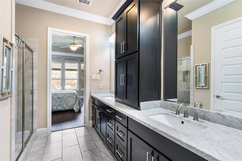 Dual sink vanity provides a great space for everyone!