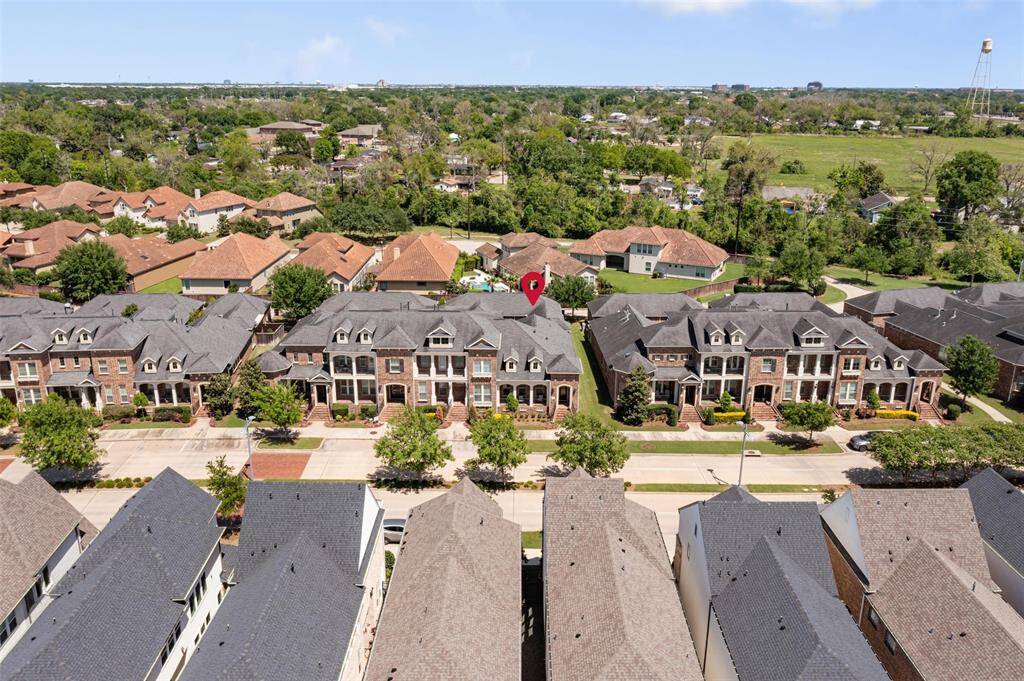 This home is ideally located in the vibrant community of Imperial in Sugar Land! Enjoy easy access to highways and many popular locations!