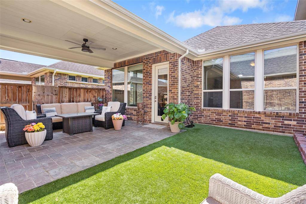 Enjoy your favorite beverage in the outdoor covered patio with turfed yard!