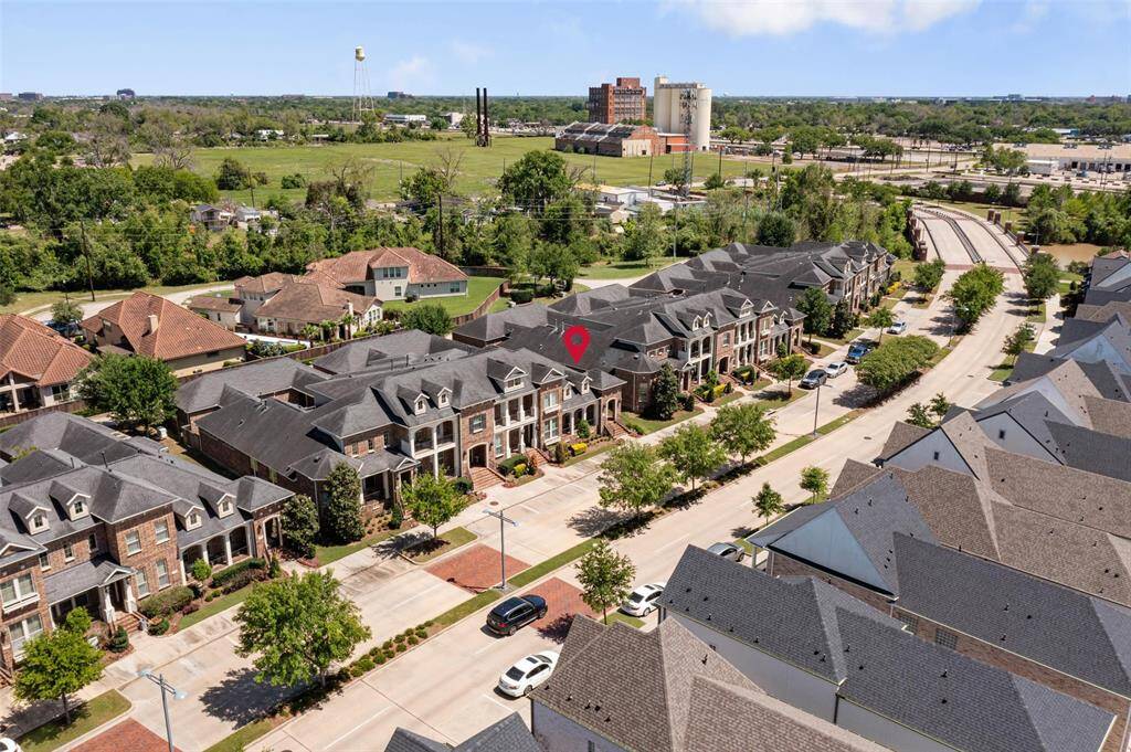 Nestled in the vibrant community of Sugar Land, residents enjoy walks along landscaped sidewalks and around lakes!