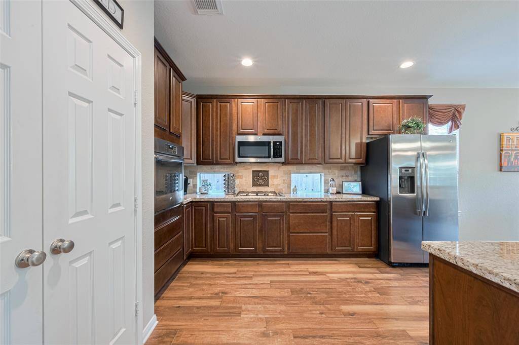 Here's a kitchen that instantly feels like home, with a welcoming ambiance and timeless charm