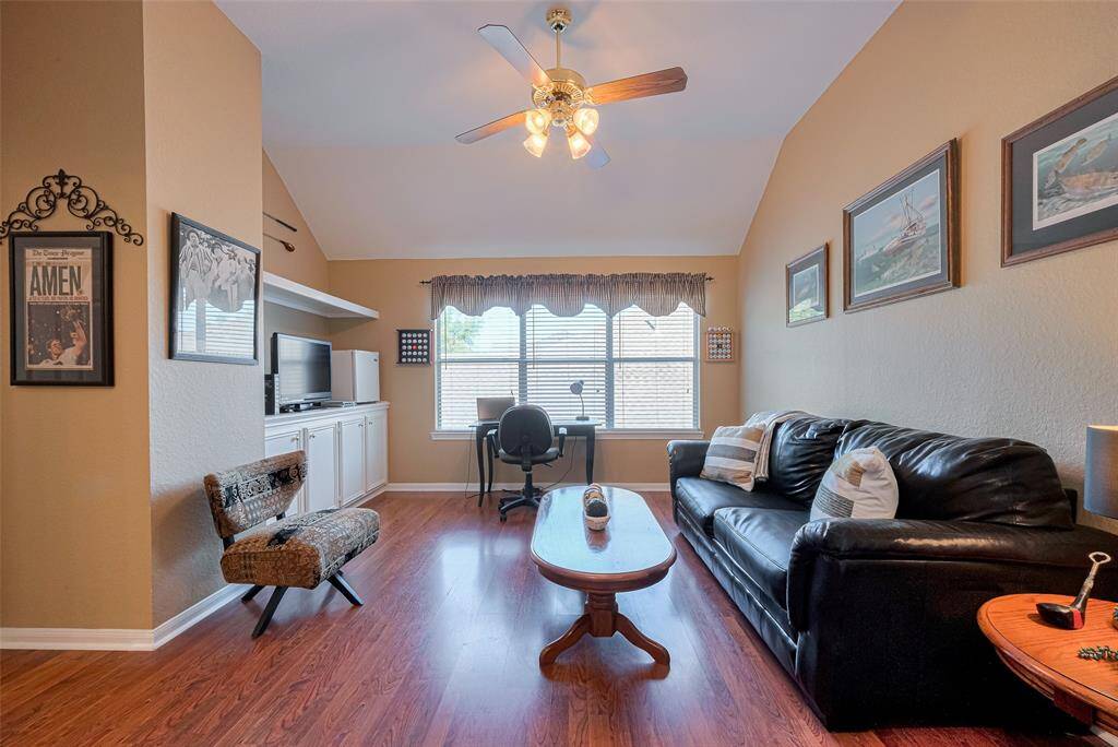 This flexible space can easily serve as a playroom for little ones or a dedicated area for homeschooling—whatever suits your needs!"