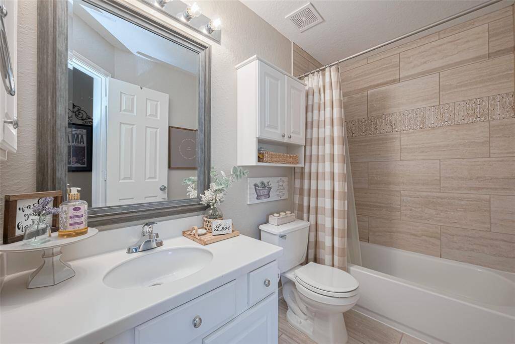 Full secondary bath upstairs with updated tile surround and flooring