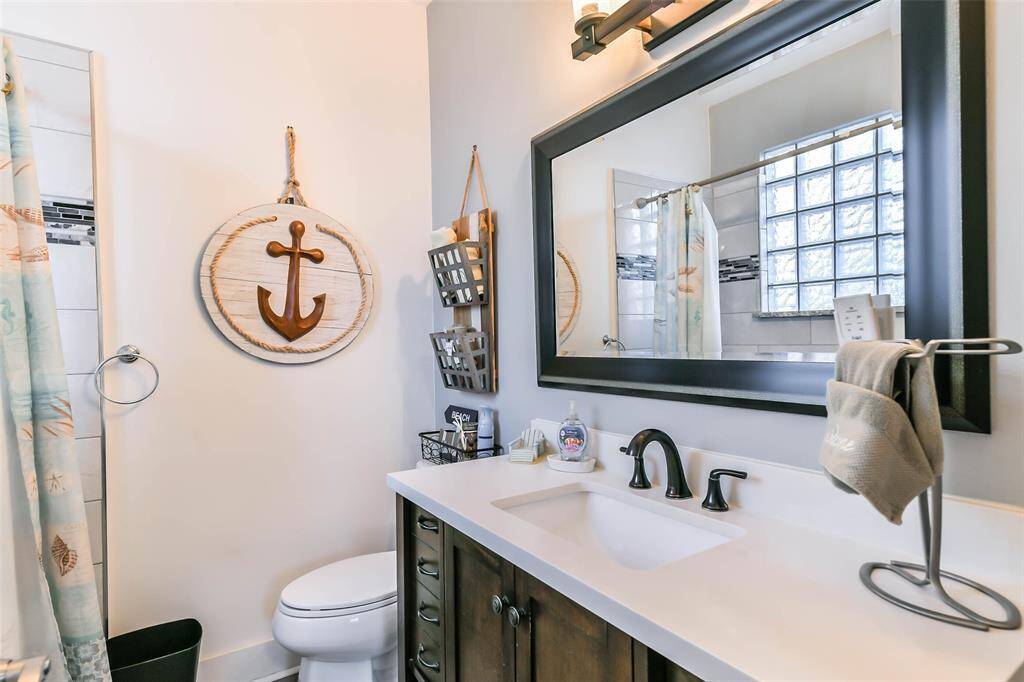 En-suite featuring a quartz countertop and an undermount sink.