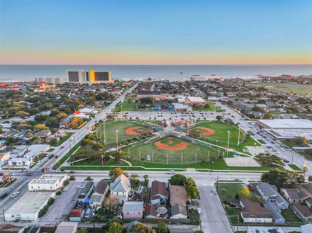 AAcross the street lies a sports park and recreational area, offering a perfect blend of athletic and leisure activities.