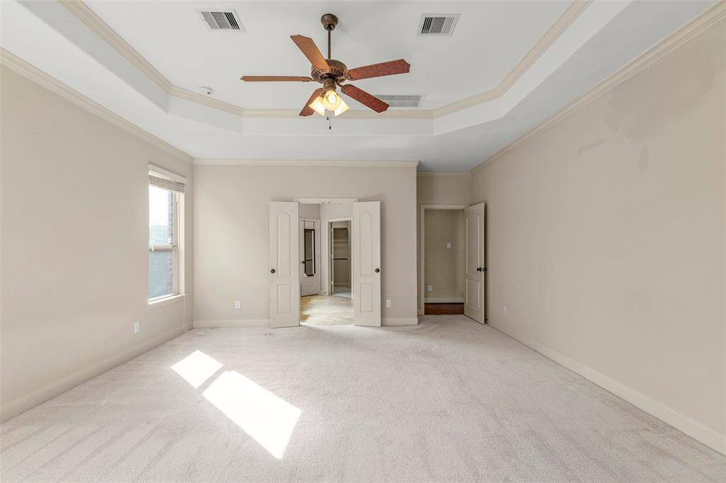 Large Owner's suite with tray ceilings