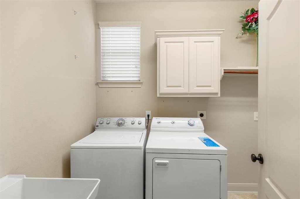 Washer dryer included .