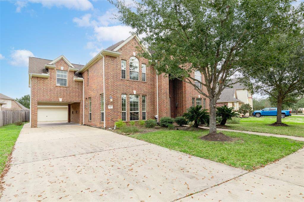 Look at that grand porte cochere .