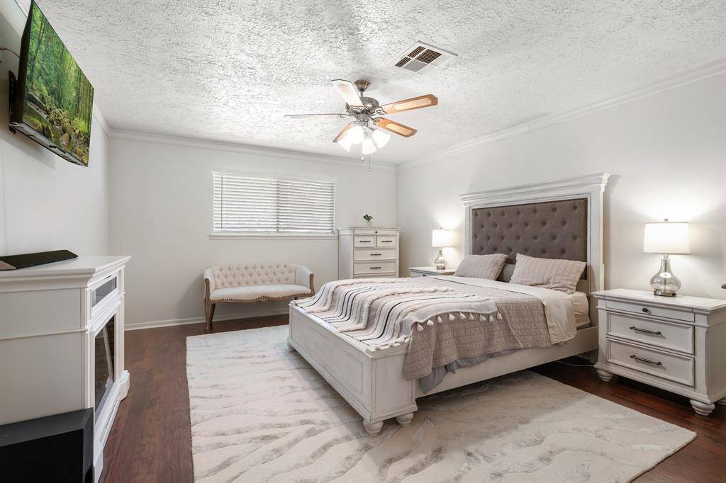 Large primary bedroom.
