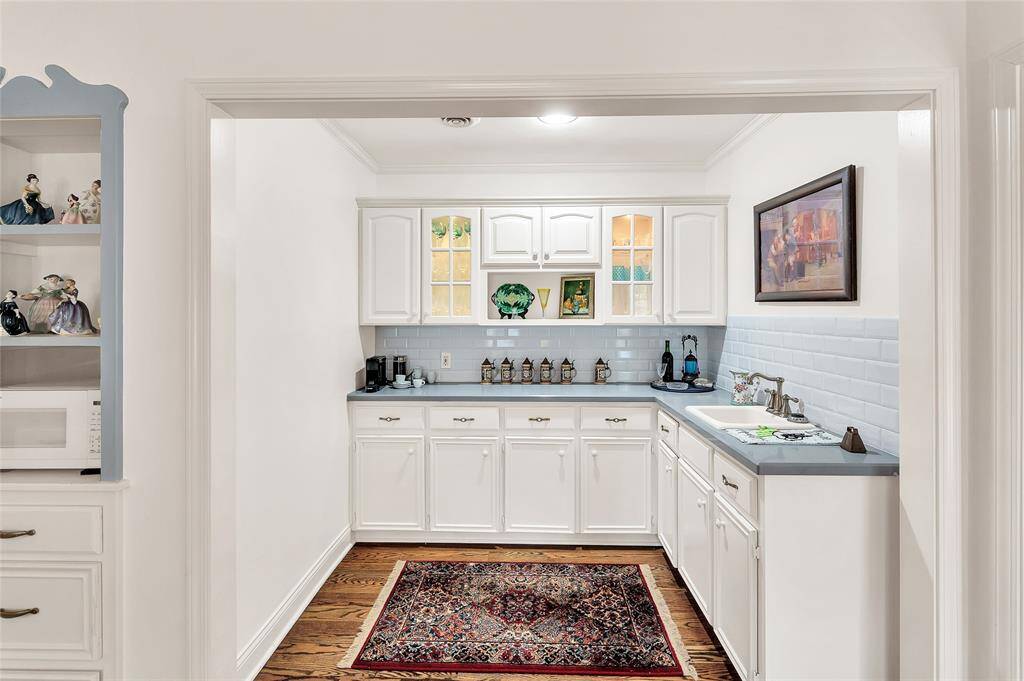 Most unusual in Nottingham Forest homes is the spacious wetbar across from the breakfast room. Who couldn't enjoy having lots of cupboards?