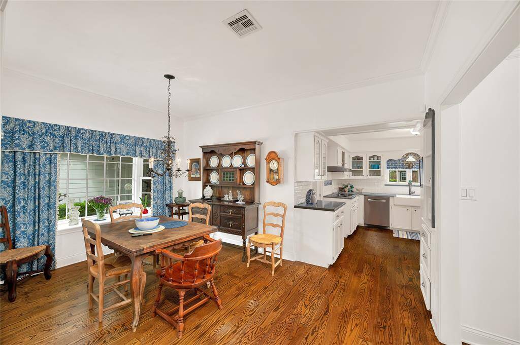 Such a cozy breakfast room with a charming bay window and window seat.