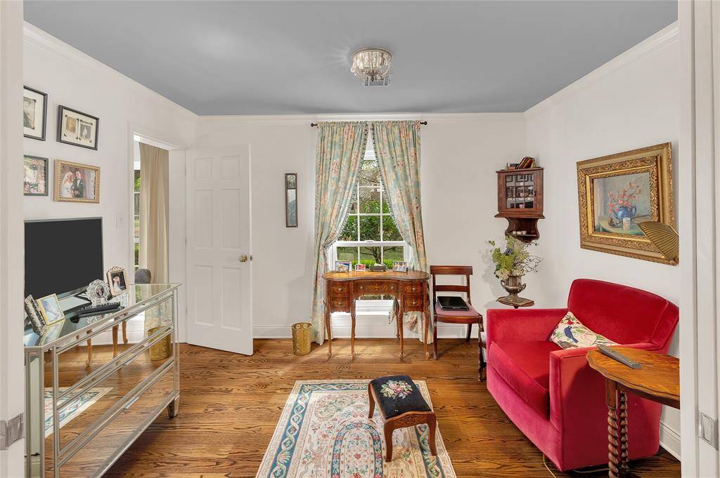 Total charm! The doorway on the left leads back to the entry by way of the half bathroom.
