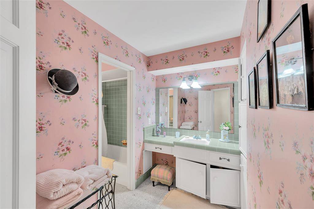 A second upstairs bathroom. This on has double sinks and a tub/shower combination.