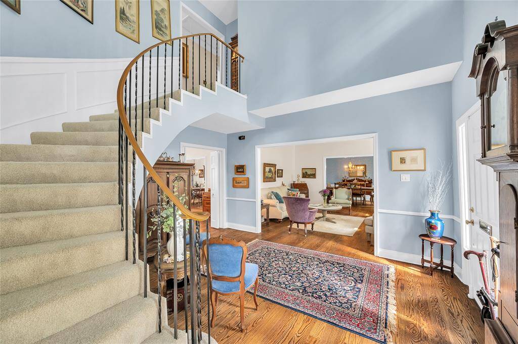 A classic traditional floorplan with a pleasant, high-ceiling living room with the dining room next to it.