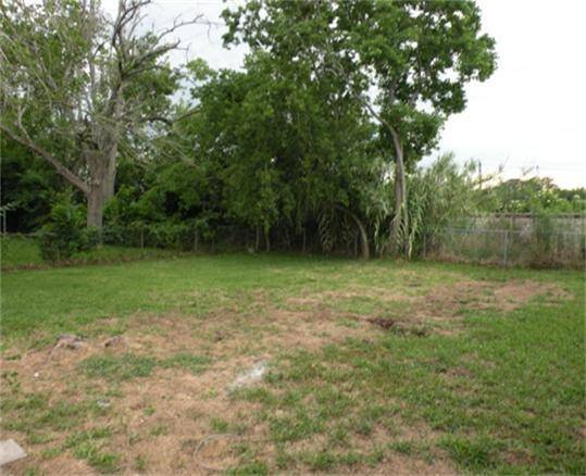 5800 sq ft lot with no rear neighbors