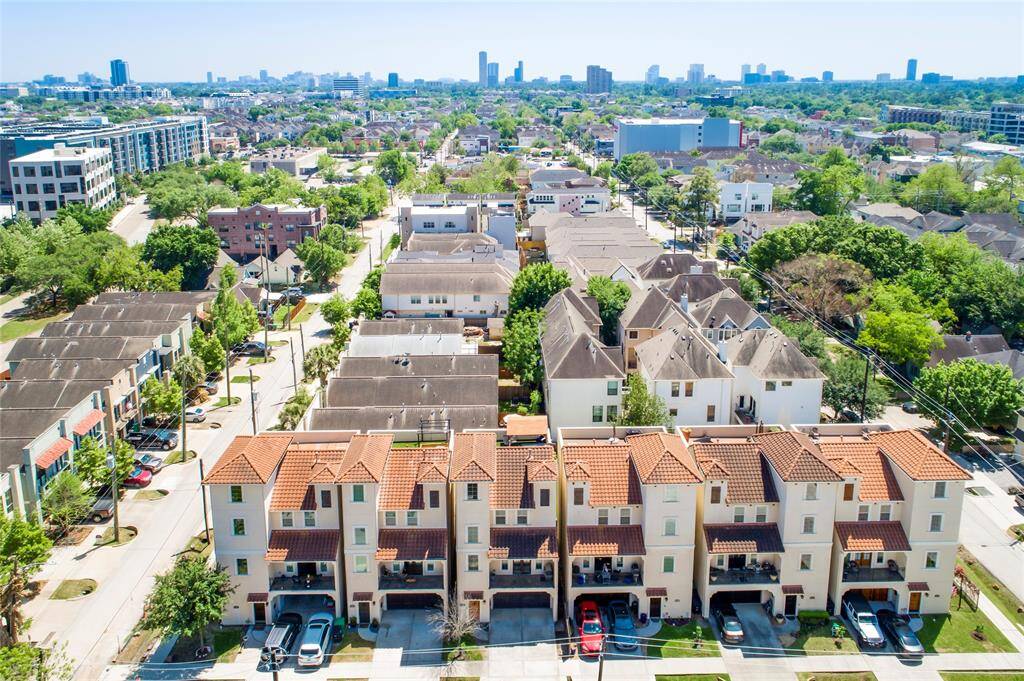 Location, location - great views of Houston ! Short commute to I10 & 45 to Downtown, Medical Center & Galleria