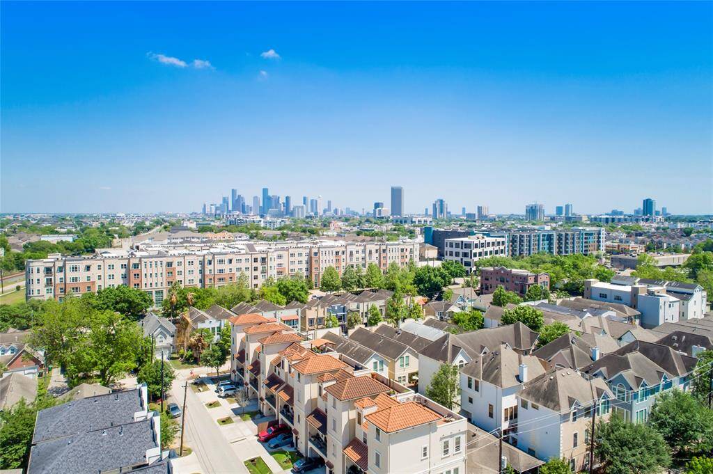 Location, location - great views of Houston ! Short commute to I10 & 45 to Downtown, Medical Center & Galleria