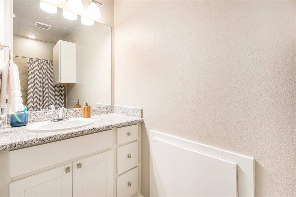 Secondary bathroom upstairs