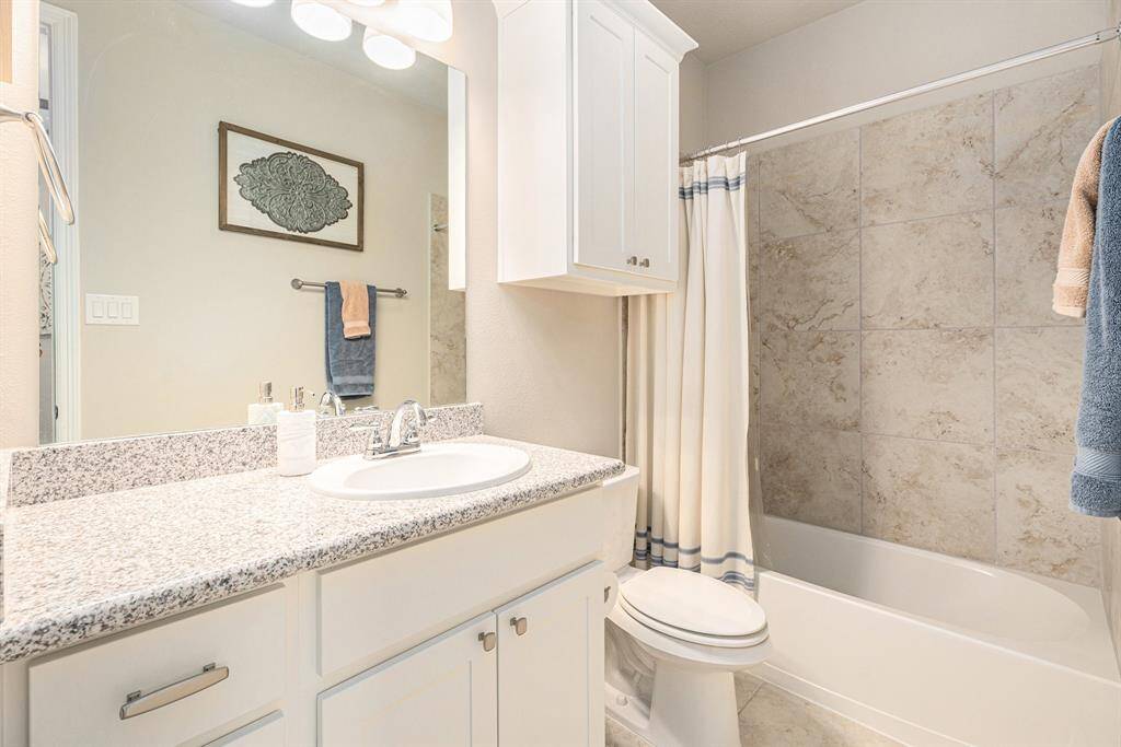 Guest en suite bathroom downstairs