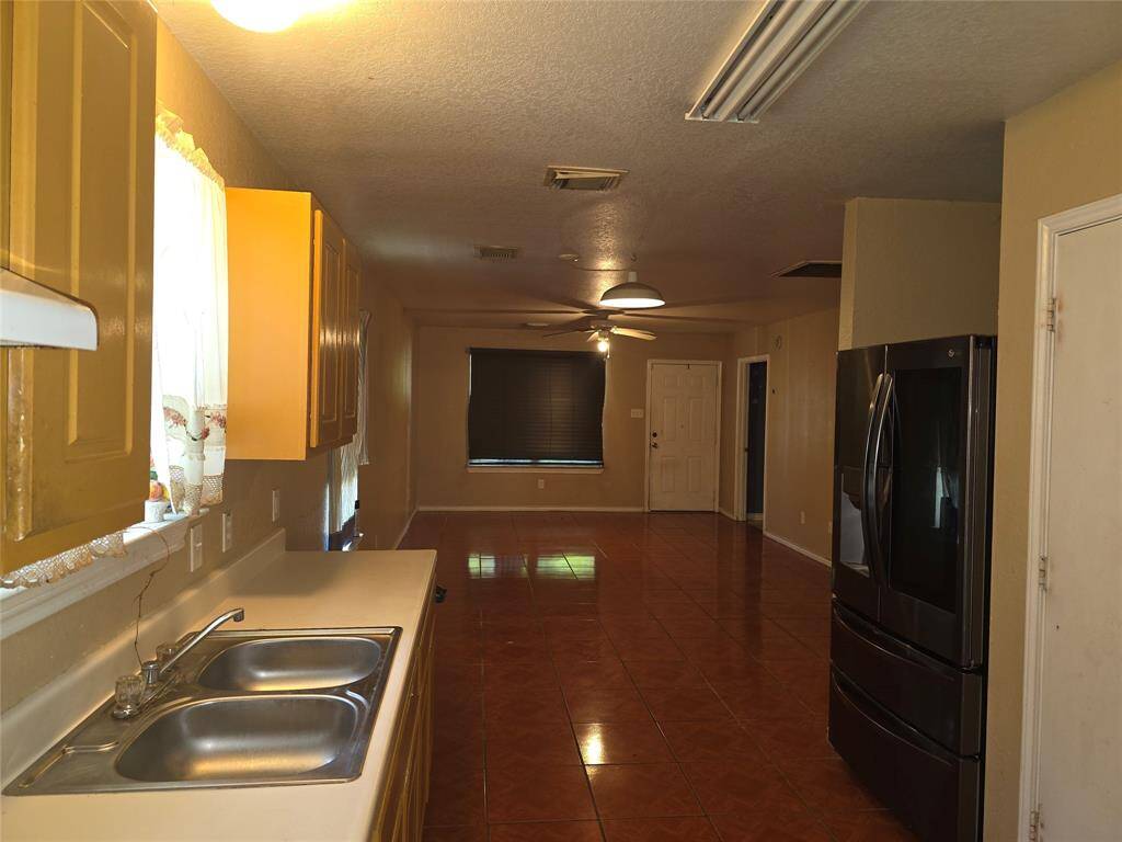 Kitchen view to livingroom