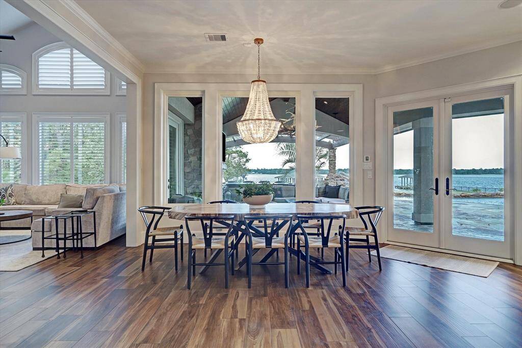 Even the breakfast room exudes elegance, perfect for cozy family mornings with a touch of luxury.