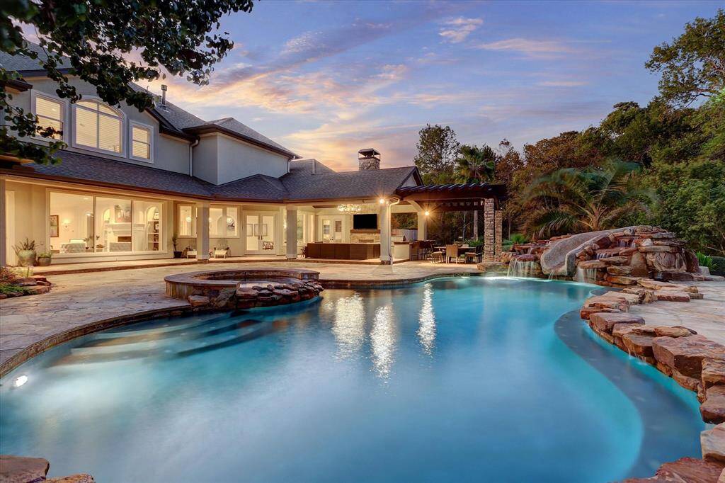 Pool and large hot tub, perfect for relaxing and making memories with family and friends.