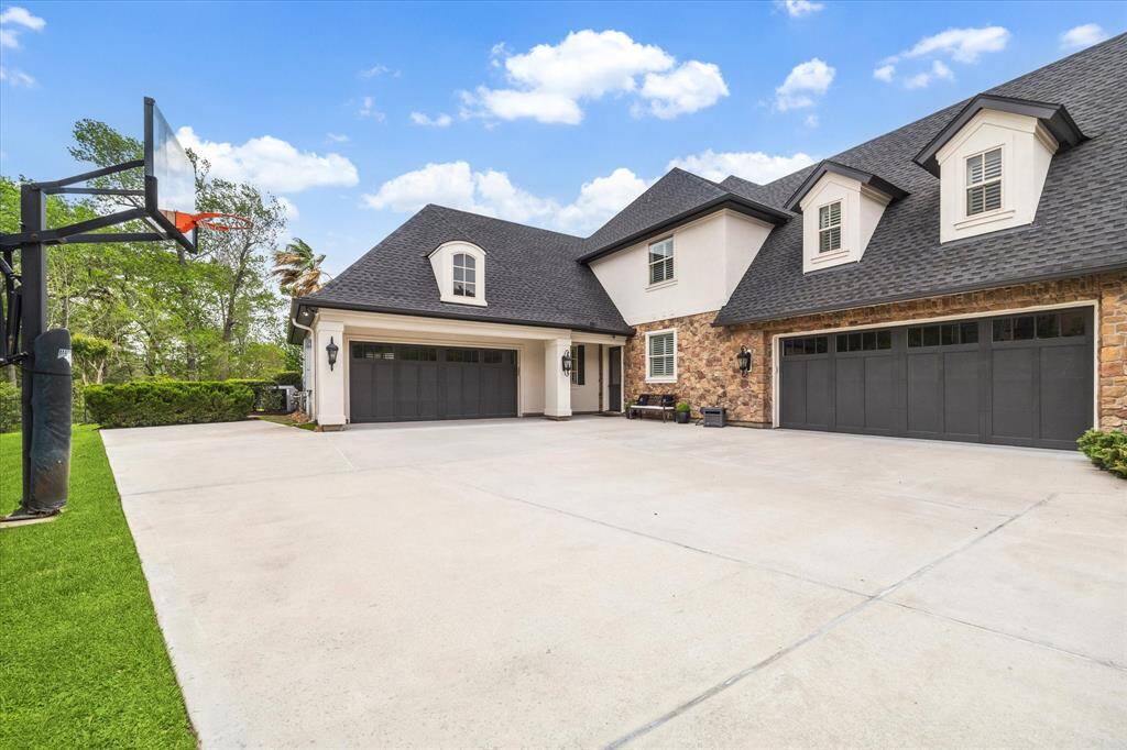 Built-in basketball hoop, perfect for endless family fun!